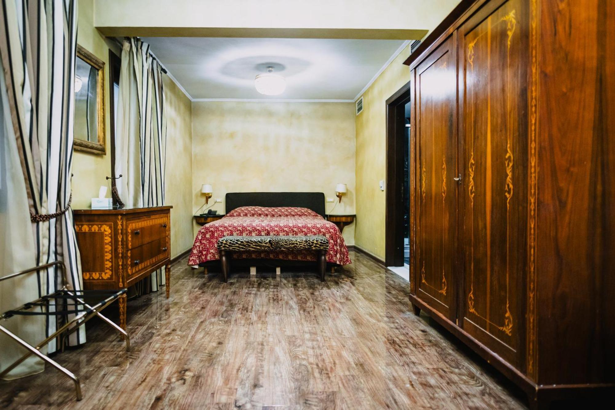פלוייסטי Vigo Hotel מראה חיצוני תמונה