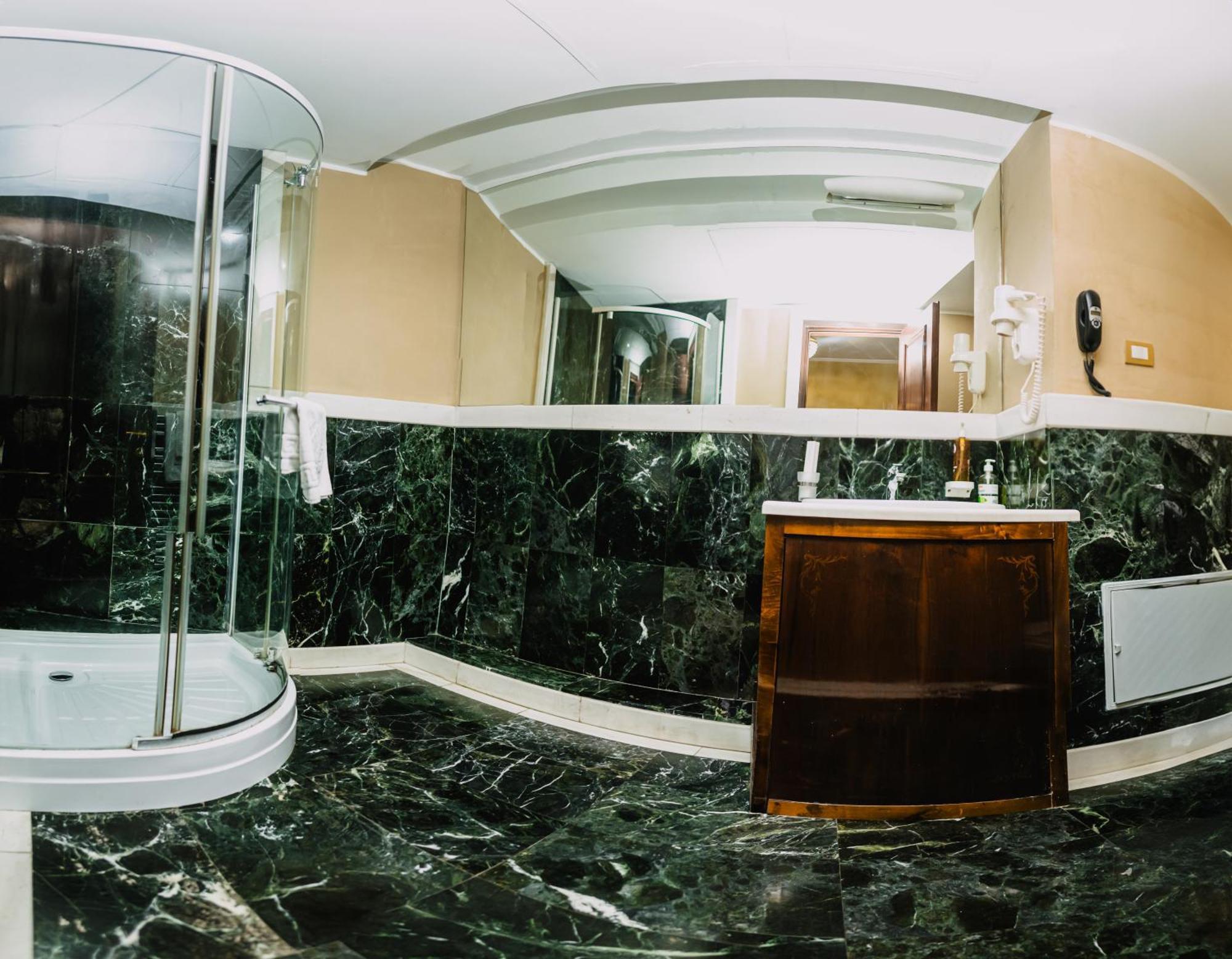 פלוייסטי Vigo Hotel מראה חיצוני תמונה